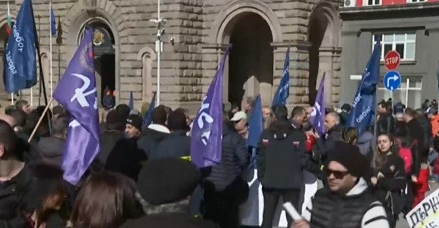 Пожарникари и служители на спешния телефон 112 излязоха на национален